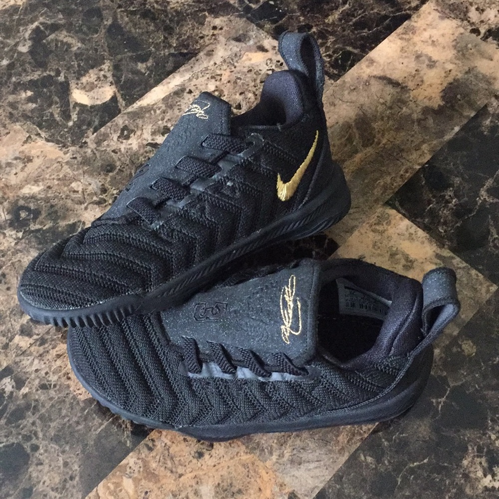 Nike LeBron XVI